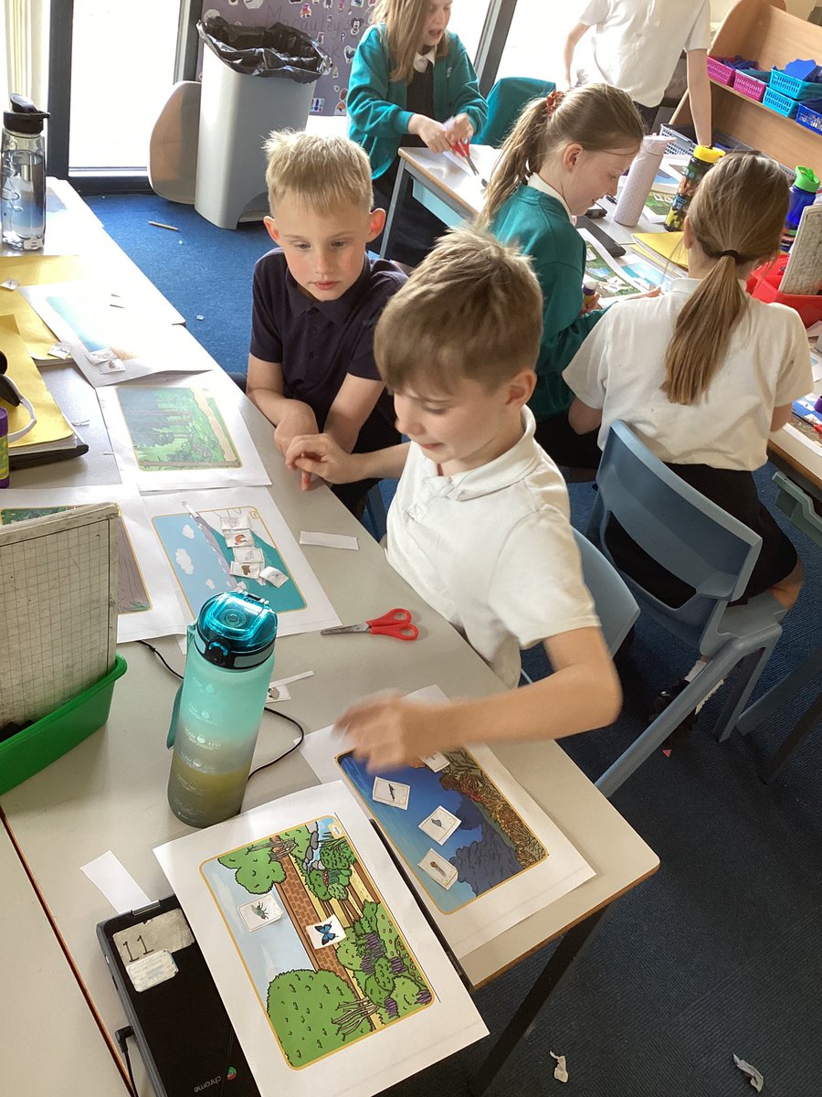 staynorHprimary's tweet image. Team Foss are celebrating #scienceweek2025 today. We are focusing on change and adaptions. We have been looking at different animals, their habitats and how they adapt to survive @eboractrust #staynorscience 🦔🦊🐻‍❄️🐠🌳🌊