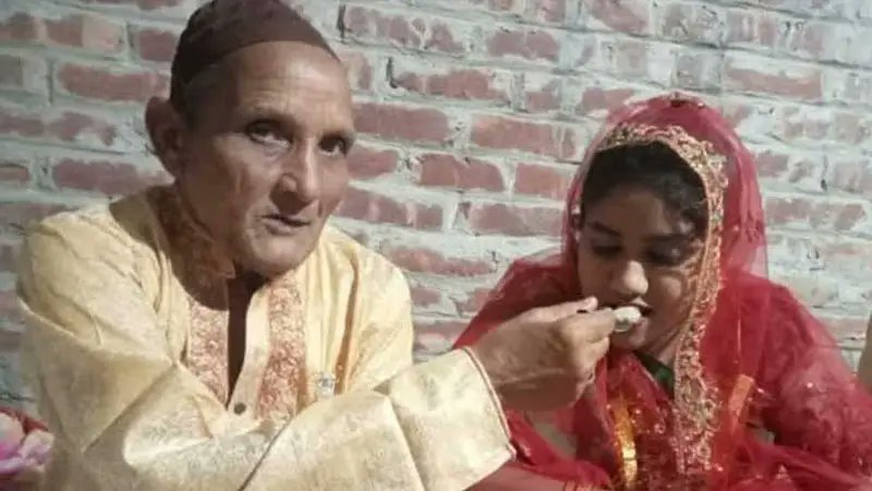 ৬৬ বছরের বৃদ্ধকে বিয়ে করলো ২২ বছরের তরুণী