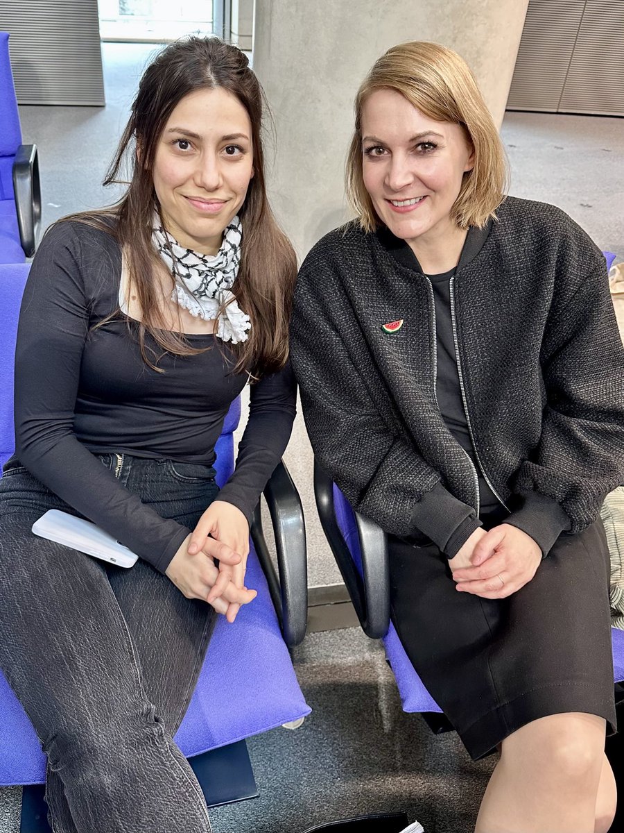 NicoleGohlke's tweet photo. Die BILD nennt es eine Provokation, dass meine Kollegin @cansinkoek mit Kuffiye im Parlament ist.
Doch ihre Kuffiye ist genauso wie meine Wassermelone ein Zeichen der Solidarität mit dem Leid in Gaza & dem Recht auf palästinensische Selbstbestimmung.
Eigentlich eine menschenrechtliche Selbstverständlichkeit.