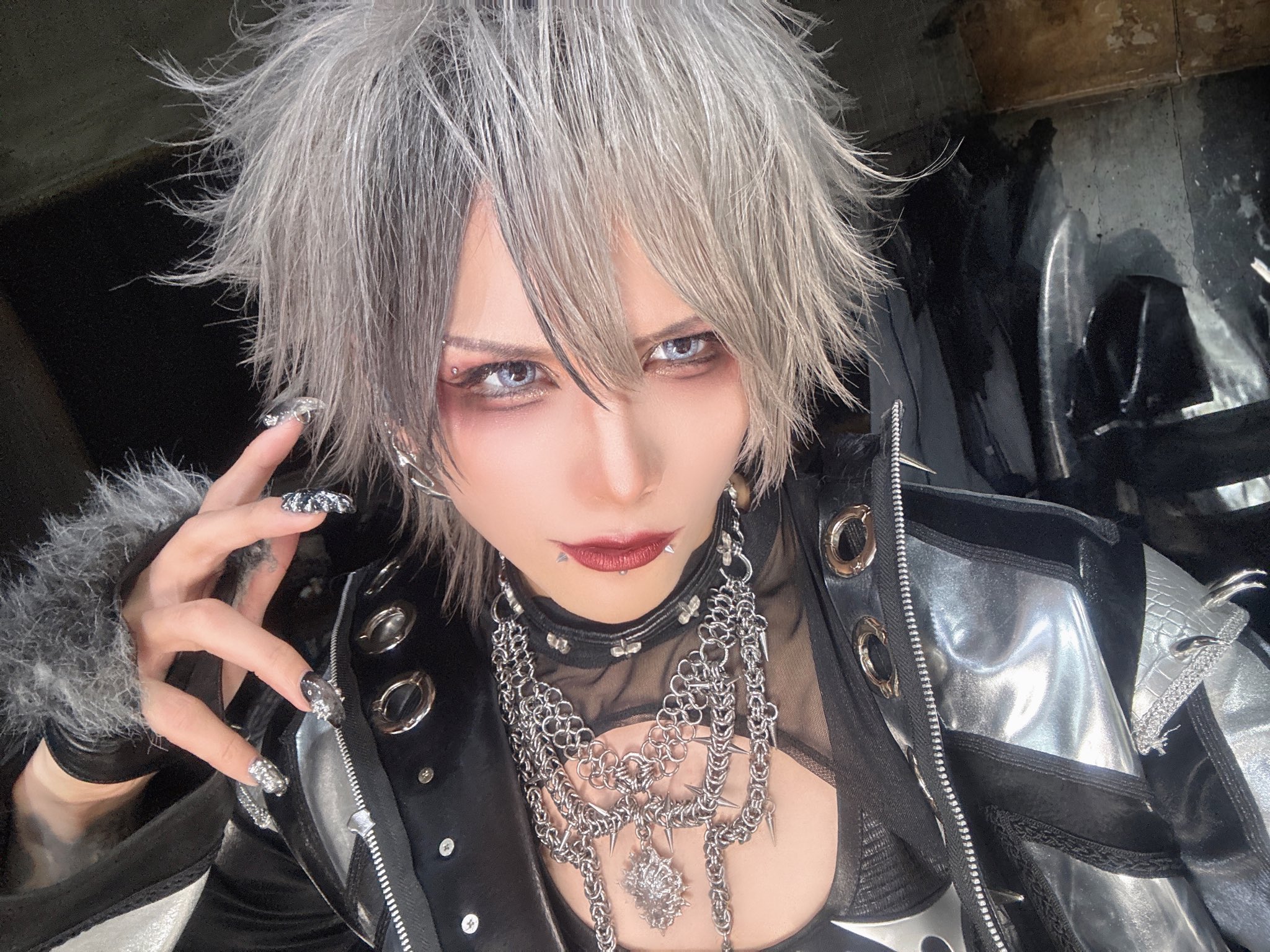 DIG YOUR OWN GRAVE Royz 昴着用