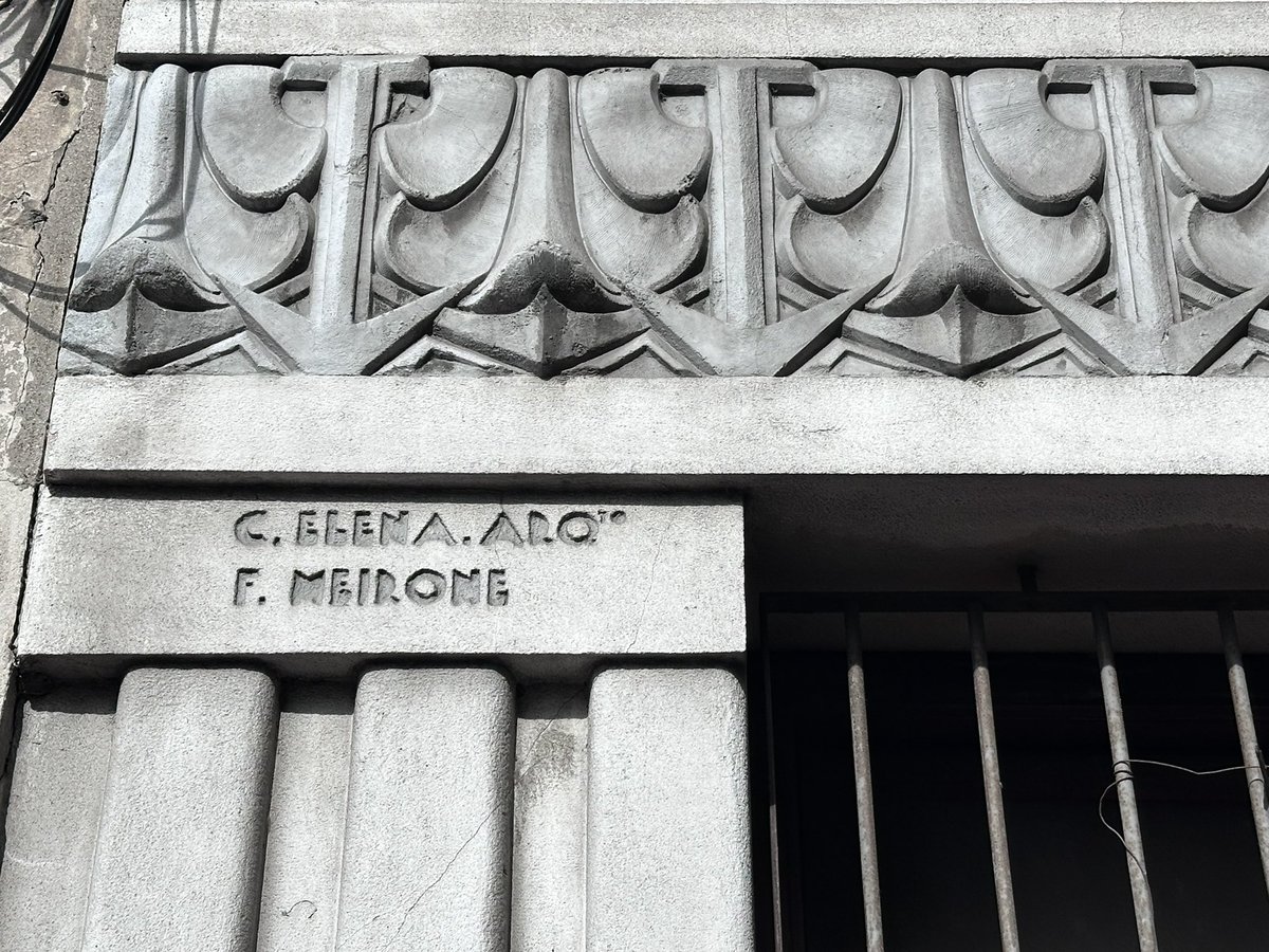 Casas a la venta en Av Agraciada: hermosas, únicas e irrepetibles, ideales para instituciones, vivienda, oficinas, pero sin ninguna protección patrimonial. Desamparadas x la ley, olvidadas x el sistema político y x los propios ciudadanos, no deberían ser sustituidas