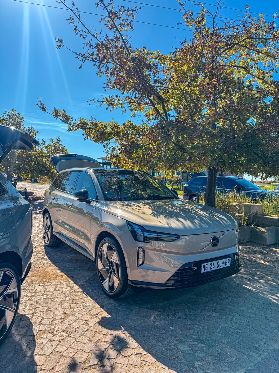 IamKumbi's tweet image. The Volvo EX90 looks absolutely gorgeous in person. We will be getting the Twin Motor models only and that gets you a 0-100 time of 4.9 seconds. It can also tow up to 2 tonnes. 

#RestartWithVolvo #VolvoEX90