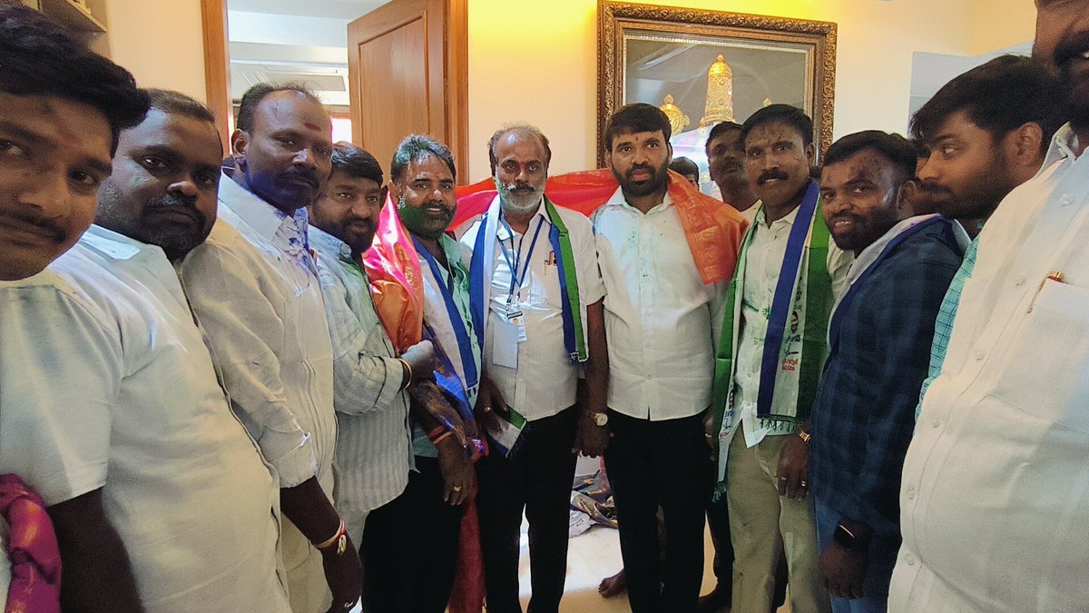 ObulreddyDr's tweet photo. చంద్రగిరి నియోజకవర్గ YSRCP సమన్వయకర్త శ్రీచెవిరెడ్డి మోహిత్ రెడ్డి గారి సహకారాలతో తిరుపతి రూరల్ మండల పరిషత్ అధ్యక్షునిగా ఎనికైనా శ్రీ మూలం చంద్రమోహన్ రెడ్డి గారికి హృదయపూర్వక శుభాకాంక్షలు. #YSJaganMohanReddy #Mpp  #drbobulreddy #YSRStudentUnion #ysryouthwing  
#YSRCongressParty https://t.co/q70N7ZSn67