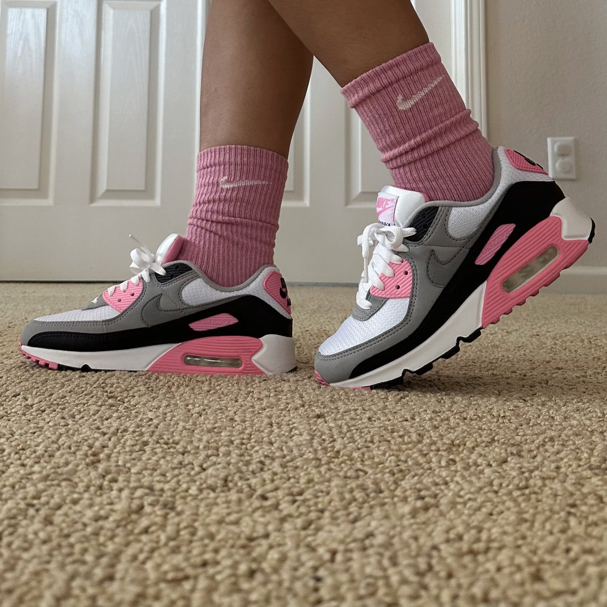 jayguidos's tweet image. #FIREFRIDAYS 🔥 tomorrow is ALL about celebrating the AMAZING WOMEN in this space 💐👟 

I know many may not feel this is NEEDED to feel valued, but I want to do MY small part to uplift &amp;amp; honor you 🙏🏾 

Wrapping up WMNS month, there’s still MORE to be done 😔 but this is MY small…