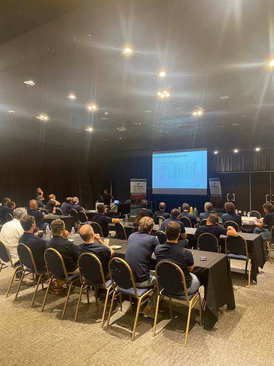 BIOPREMIX_UY's tweet photo. 📍Segundo día de Lanzamiento Campaña Biopremix en 🇦🇷

Ahora la Tec. Nut. Eliana Revello expone sobre la experiencia de uso de BIOPREMIX en los corrales de engorde de BiodeS, en Coronel Suárez, Prov. Bs As

👉🏻 https://t.co/tkAnAcC53D https://t.co/UQeH1yjsPN