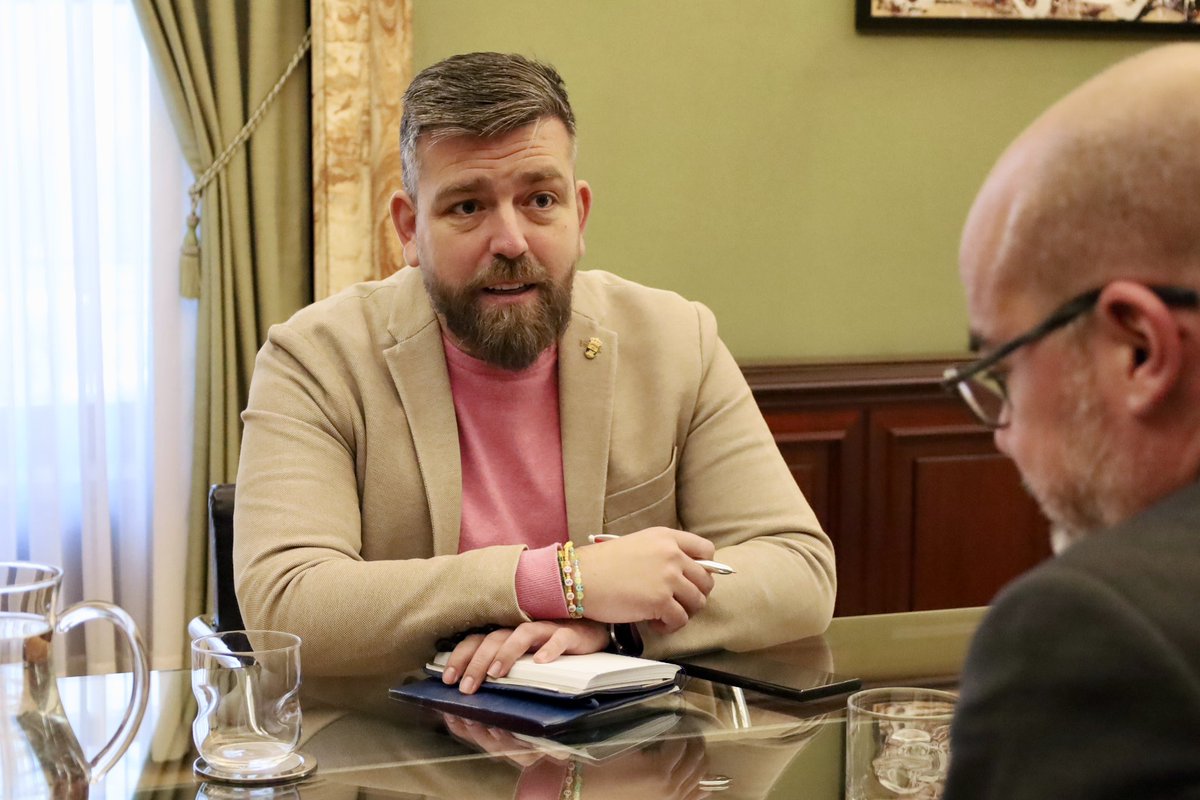 Delegación del Gobierno en Madrid 🏛️ (@dgobiernomadrid) on Twitter photo 🤝Diálogo y compromiso para avanzar en las necesidades de San Martin de la Vega y el bienestar de sus vecinos.
El delegado del Gobierno se ha reunido con el alcalde de <a href="/Ayto_SMV/">Ayuntamiento de San Martín de la Vega</a> , <a href="/martnez_rafa/">Rafa Martínez Pérez</a> para abordar mejoras en transporte, seguridad y atención ciudadana. 🤝Diálogo y compromiso para avanzar en las necesidades de San Martin de la Vega y el bienestar de sus vecinos.
El delegado del Gobierno se ha reunido con el alcalde de <a href="/Ayto_SMV/">Ayuntamiento de San Martín de la Vega</a> , <a href="/martnez_rafa/">Rafa Martínez Pérez</a> para abordar mejoras en transporte, seguridad y atención ciudadana.