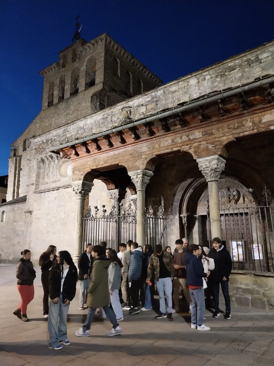 Alumnado de 4° ESO y 2°PDC haciendo actividad de rafting en el río Gállego en Pirineo oscense, tras visitar Zaragoza y Jaca.