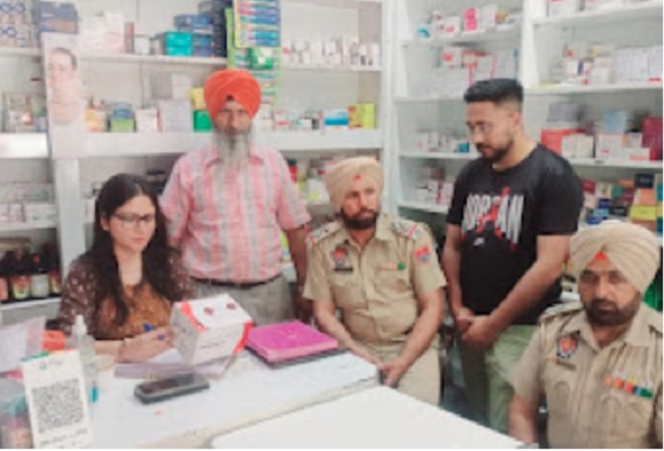 JagbaniOnline's tweet image. ਹਿੰਦੂ ਨੇਤਾ ਦੇ ਮੈਡੀਕਲ ਹਾਲ 'ਤੇ ਡਰੱਗ ਵਿਭਾਗ ਦਾ ਛਾਪਾ, ਕੇਸ ਦਰਜ
jagbani.punjabkesari.in/punjab/news/dr…
#MedicalHall #Kapurthala #caseregistered