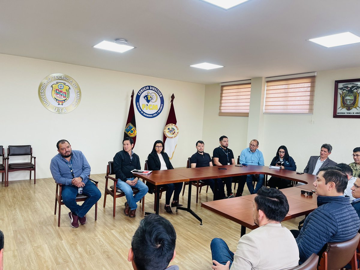 dcem_espe's tweet photo. Docentes del DCEM-ESPE, liderados por el Cpfg. César Portero B., visitaron la Facultad de Civil y Mecánica para una reunión de trabajo y un recorrido por sus laboratorios y centros de producción. En busca de establecer futuras colaboraciones académicas e investigativas. https://t.co/zv2SEF7ZMi