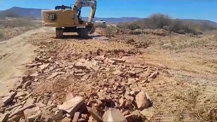 NC_drpw's tweet image. ⚠️ NAMAKWA DISTRICT: REPAIRING FLOOD-DAMAGED ROADS 🌧️
Our Roads Team is working on site: filling and compacting a large pothole caused by recent floods on the DR2276 road at Kalkgat on the Soutpan Road. 
#RoadSafety #InfrastructureRecovery