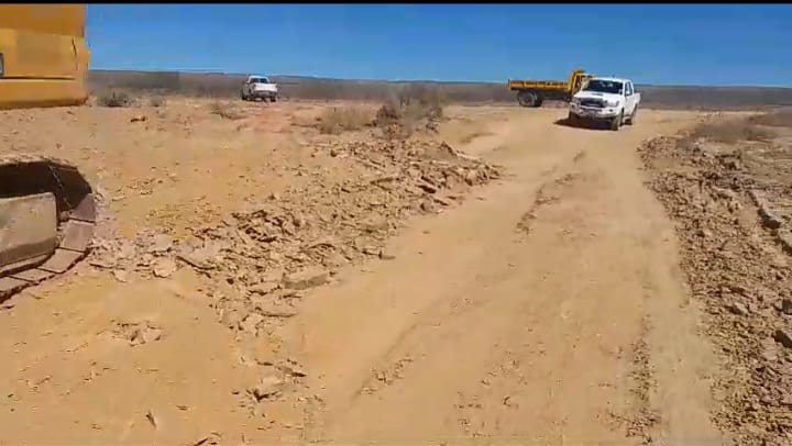 NC_drpw's tweet image. ⚠️ NAMAKWA DISTRICT: REPAIRING FLOOD-DAMAGED ROADS 🌧️
Our Roads Team is working on site: filling and compacting a large pothole caused by recent floods on the DR2276 road at Kalkgat on the Soutpan Road. 
#RoadSafety #InfrastructureRecovery