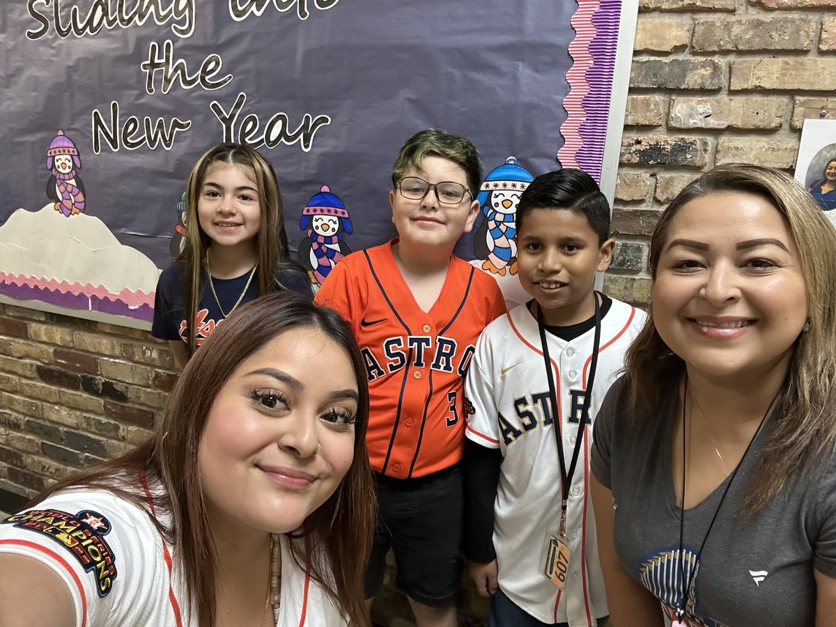 _MsDimass's tweet image. Astros Opening Day! Let’s go ‘Stros!! ⚾️💙🧡 @AldineISD @GoodmanES_AISD @astros