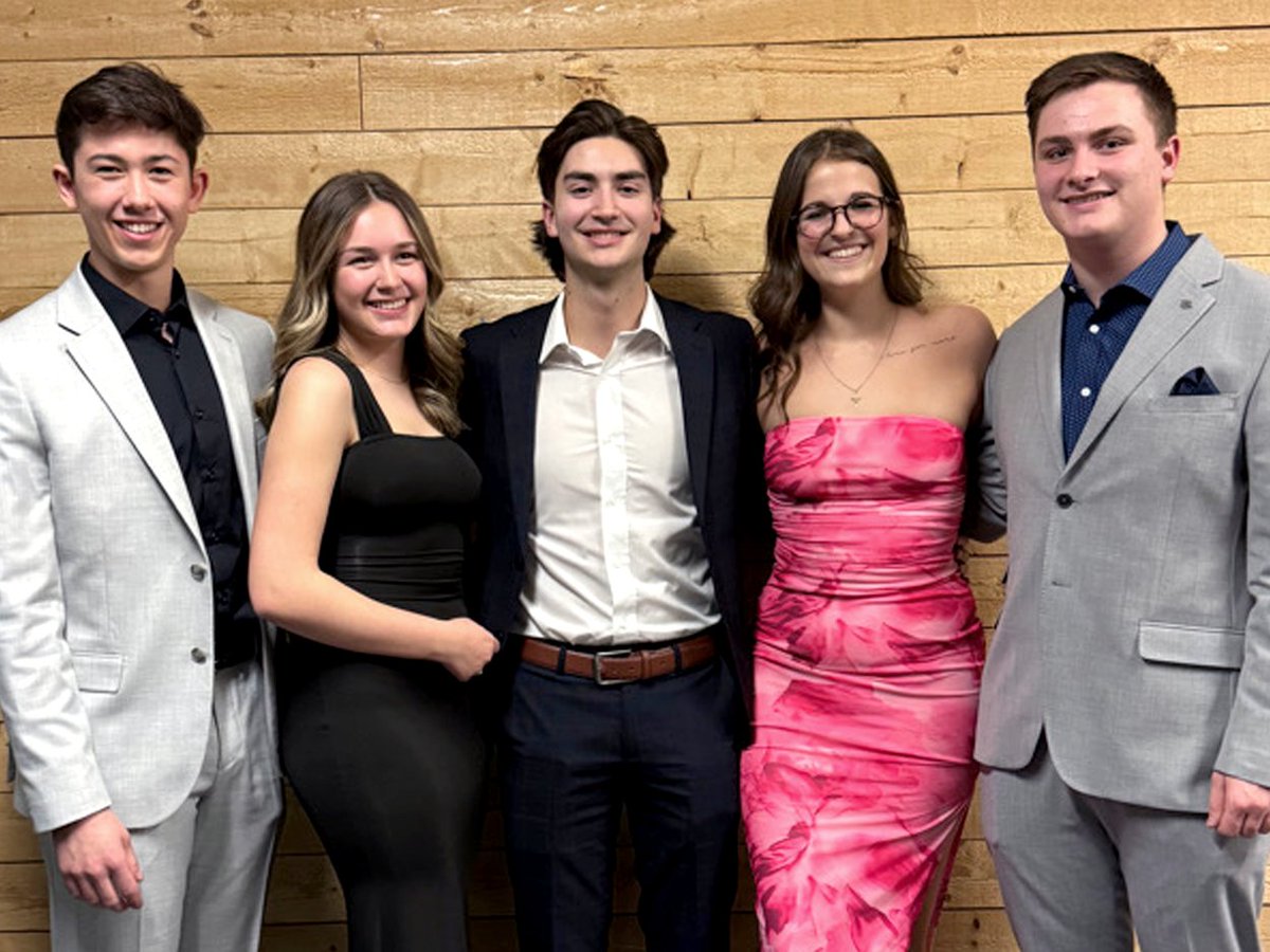 Bravo aux étudiants qui formeront le conseil exécutif 2025-2026 de l’Association étudiante de l’UMCS ! Dans l’ordre habituel : Alexandre Moreau (VP-Finance), Lucie Godin (Secrétaire), Mathieu Landry (Président), Janie Landry (VP-Interne) et Alexandre Robichaud (VP-Externe).