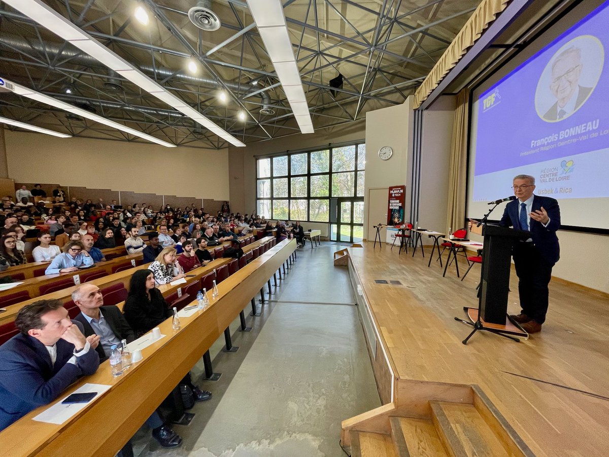 RCValdeLoire's tweet photo. #Numérique 🛜
L'#IA va-t-elle sauver le monde ? 🤖⚖️
Plus de 400 personnes ont assisté à notre "procès" de l'IA par @USBEKetRICA à @Univ_Orleans : un débat passionnant sous une forme inédite, proposé dans le cadre de notre saison #HumainTechRCVL 💬
ℹ️ https://t.co/OQQkSZzI14 https://t.co/LAxeJS6Yh5