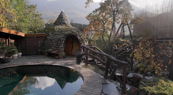 ThePerfectSweat's tweet image. 📍 Sochi, Russia 🇷🇺 

Discover the British Banya, featured in the Russia episode of the Perfect Sweat Series. Intense steam, invigorating venik massages, and the ultimate cold plunge for total rejuvenation.
 
Explore featured locations at 👇 
perfectsweatseries.com/episode-3-russ…