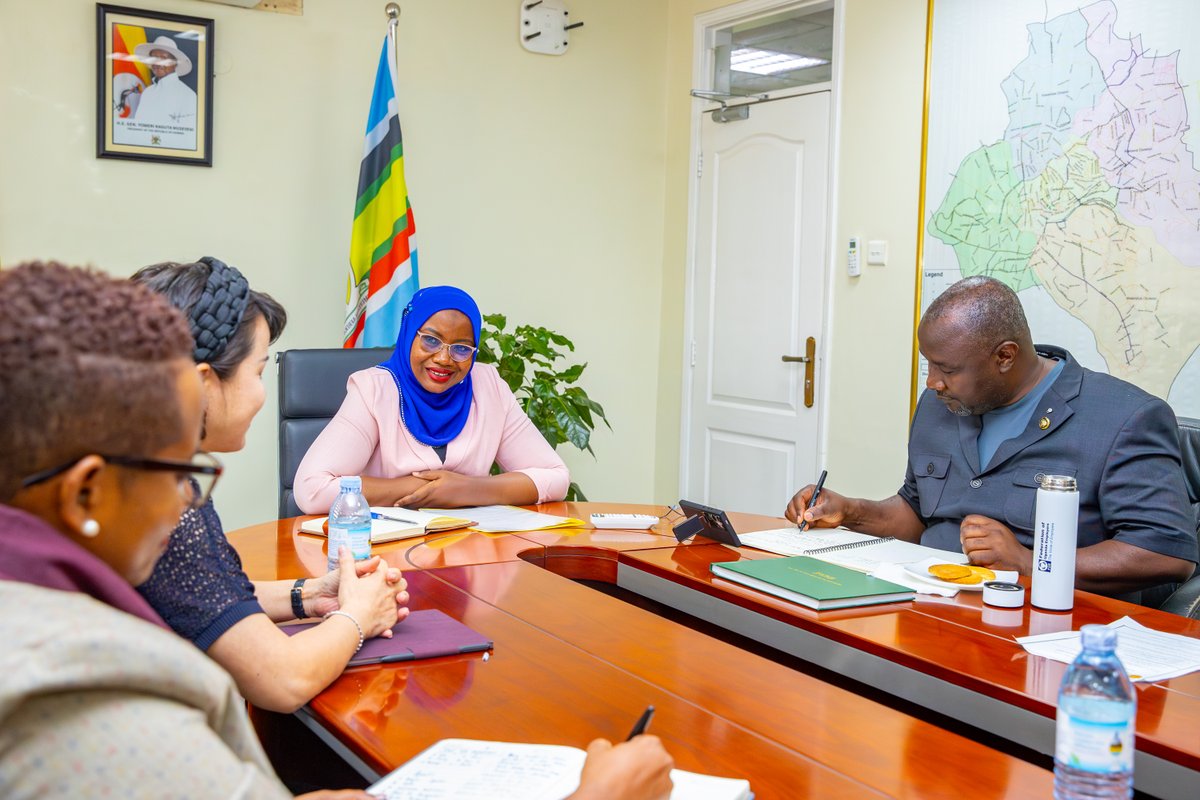 KCCAED's tweet photo. I had a fruitful engagement with the MD
@ChintUganda — Madam Sherry aka Namutebi, our official shirt sponsor @KCCAFC. 

We discussed matters of mutual interest that will help further our relationship as we promote sports and develop the city as a whole. 
#ForABetterCity

@KCCAUG https://t.co/ZBm5N5vC6T