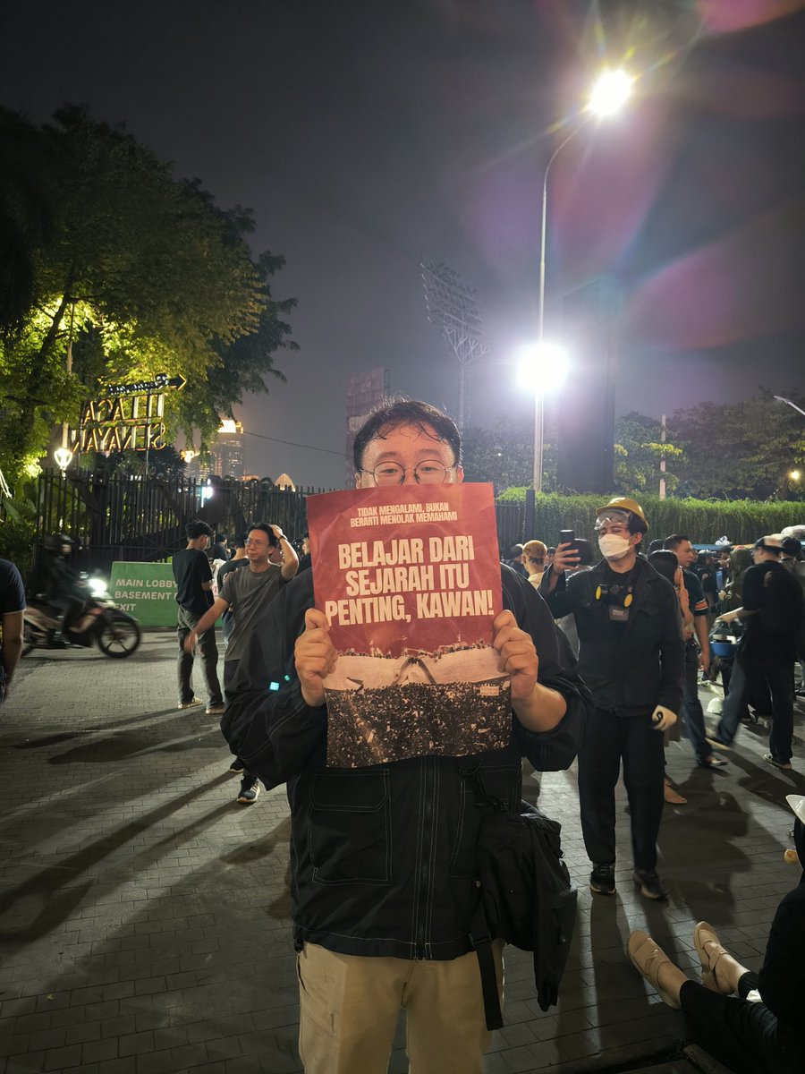 Ave Neohistorian!

Mereka yang tidak belajar Sejarah akan dikutuk untuk mengulanginya.

Jangan diam, LAWAN! #TolakRUUPolri #CabutUUTNI