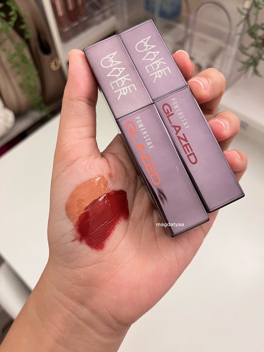 idmagdalenac's tweet photo. 🎀 makeover lip glaze

bundle lebih murah
📎https://t.co/AcGQBqmlEZ

ini masih tahta tertinggi lip glaze versi aku😭🫶🏻 glossynya natural. feelsnya gak seberat merk lain yg udah aku coba sebelumnya! dipake buat makan makanan berminyak + berkuah masih awettt asal cara pakenya bener! 

combo ombre fav aku D09 skye glaze + D07 hallway
📎https://t.co/PsvYZOzXvD