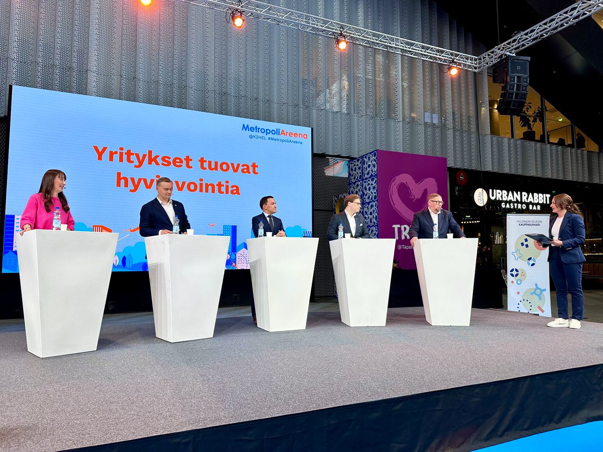 MetropoliAreena Helsinki -pormestaritentti starttasi!
Lavalla <a href="/eveheinaluoma/">Eveliina Heinäluoma</a>, Atte Harjanne, <a href="/willerydman/">Wille Rydman</a>, <a href="/Dansazo/">Daniel Sazonov</a> ja <a href="/paavoarhinmaki/">Paavo Arhinmäki</a>.
Ketju.