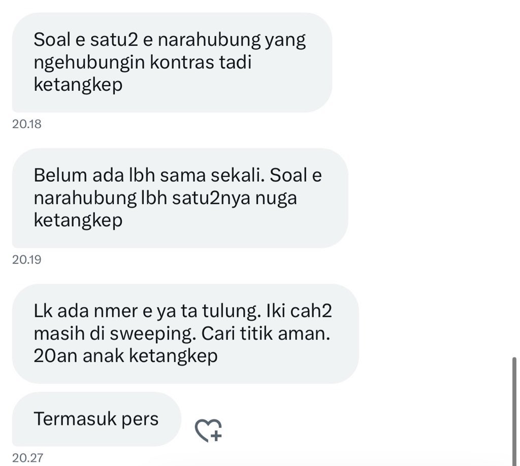 barengwarga's tweet photo. 📍 KEDIRI 

Dapet info kalau pers dan medis ditangkap. Sekali lagi, DITANGKAP. Polisi mau bikin konten K3 kah dengan kawan kami ? 

@KontraS @ylbhi
#CabutUUTNI
#TolakRUUPolri https://t.co/ZscFjNA0pl