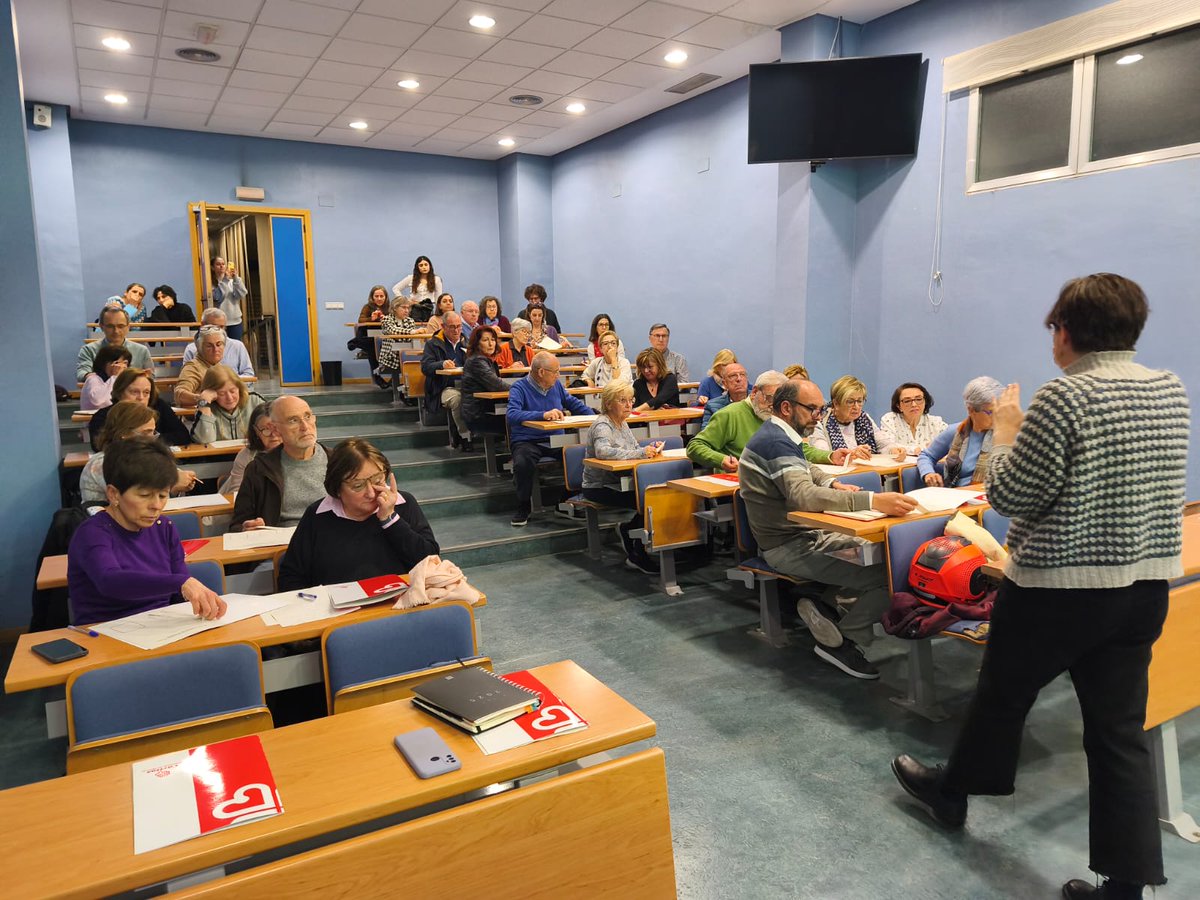 Ayer, en la Vicaría 2, realizamos la segunda de la formación "Cómo ACOMPAÑAR a las personas en clave de DERECHOS HUMANOS". 40 voluntarios participaron activamente, fortaleciendo su compromiso con un acompañamiento más justo y humano. Gracias por ser parte! <a href="/ValenciaCaritas/">Valencia Cáritas</a>