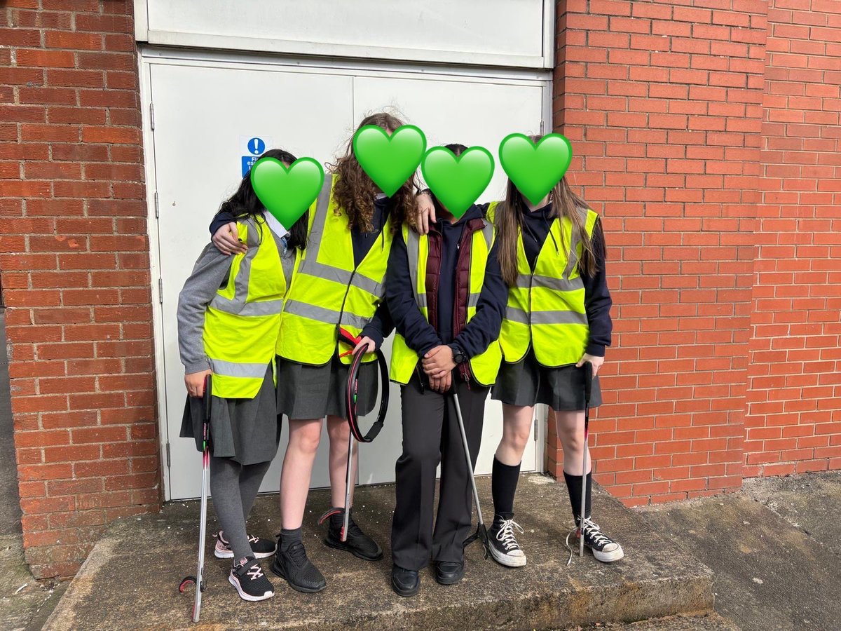 Well done to young people and staff <a href="/HolyroodSec/">Holyrood Secondary</a> who have been involved in litter picks in the community! 14 have taken place over the last fortnight with more planned for next week 👏♻️ #LfSHolyrood #SpringClean