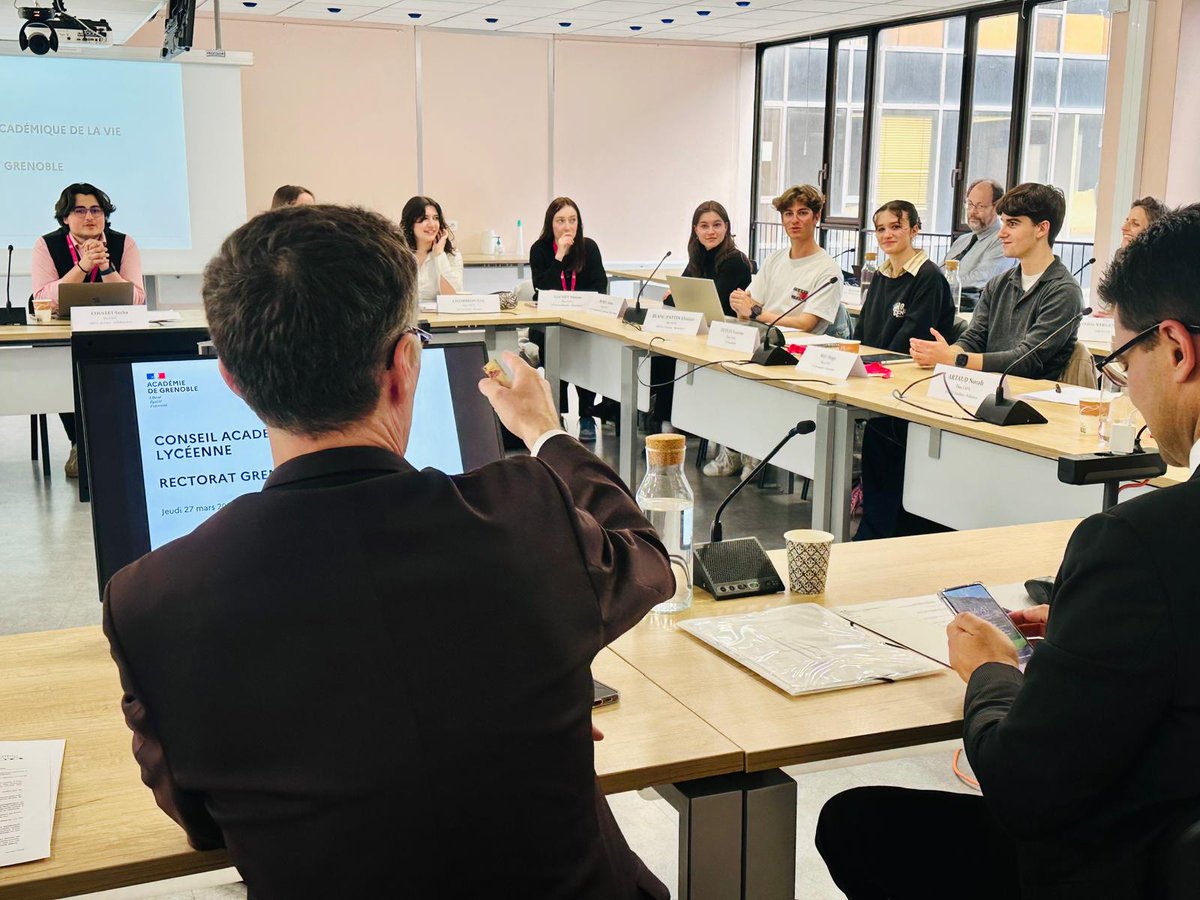 acgrenoble's tweet image. Les élèves élus au #CAVL ont chaleureusement accueilli le recteur pour sa première présidence. L’occasion d’échanger sur les travaux des commissions, le dernier #CNVL et les projets en cours. Une belle illustration de l’engagement lycéen.