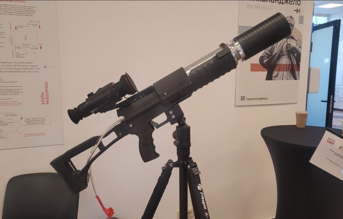 factsprime35's tweet photo. Russia unveils anti-drone LASER GUN prototype at ExpoUAV in St. Petersburg!
This futuristic weapon can strike drones from up to 500 meters away.
#LaserGun #AntiDrone #Russia #ExpoUAV https://t.co/06mrBn8bmk