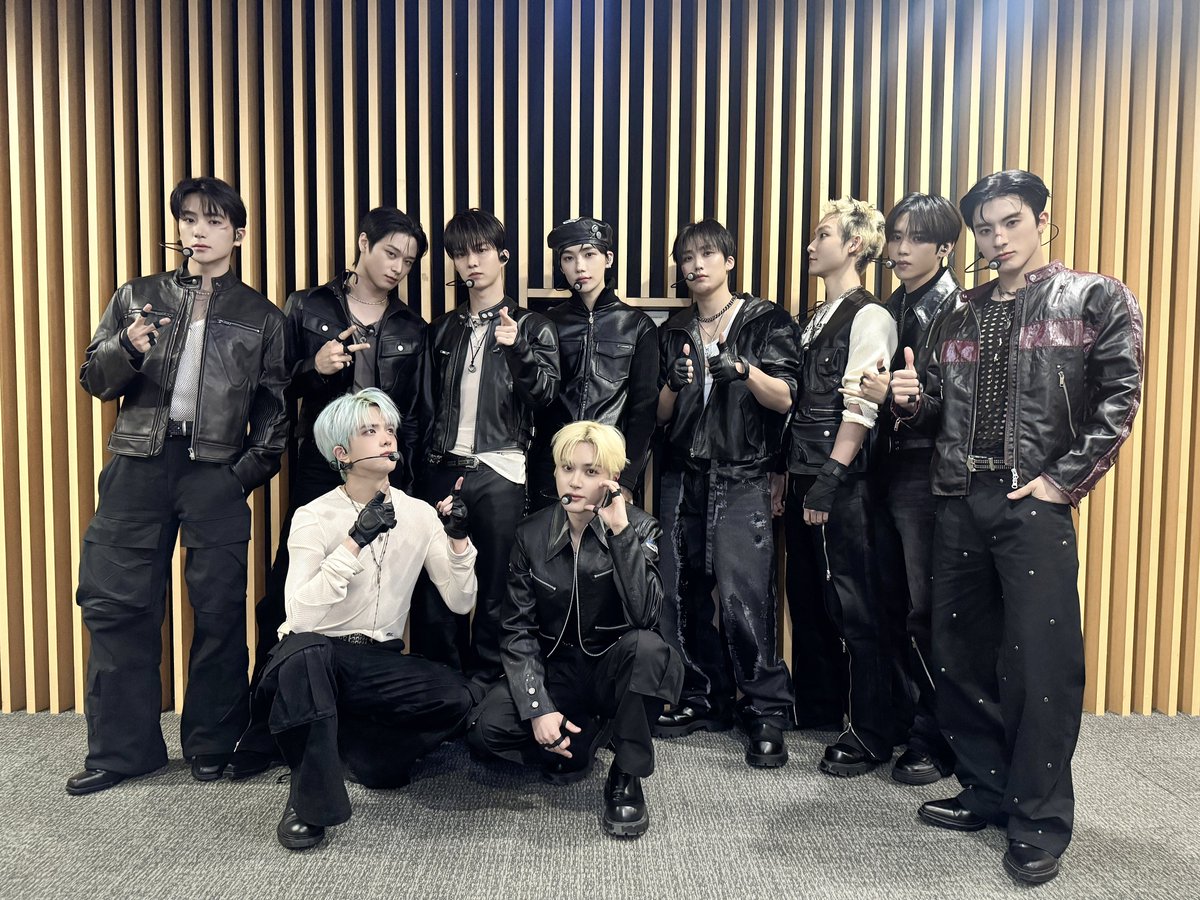 THEBOYZ_officl's tweet photo. [📸] 더보이즈 엠카운트다운 & 팬사인회 완료🎶 든든하게 곁에서 응원해 주는 더비들의 뜨거운 에너지 덕분에 오늘도 힘을 낼 수 있었습니다⚡ 그리고 멋지게 나타나 더비들의 마음을 설레게 한 주연의 Special Stage까지 꽉 찬 하루였길 바랍니다🖤 2주 차도 더보이즈랑 힘차게 달려 볼까요?💨

#THEBOYZ #더보이즈
#Unexpected #VVV