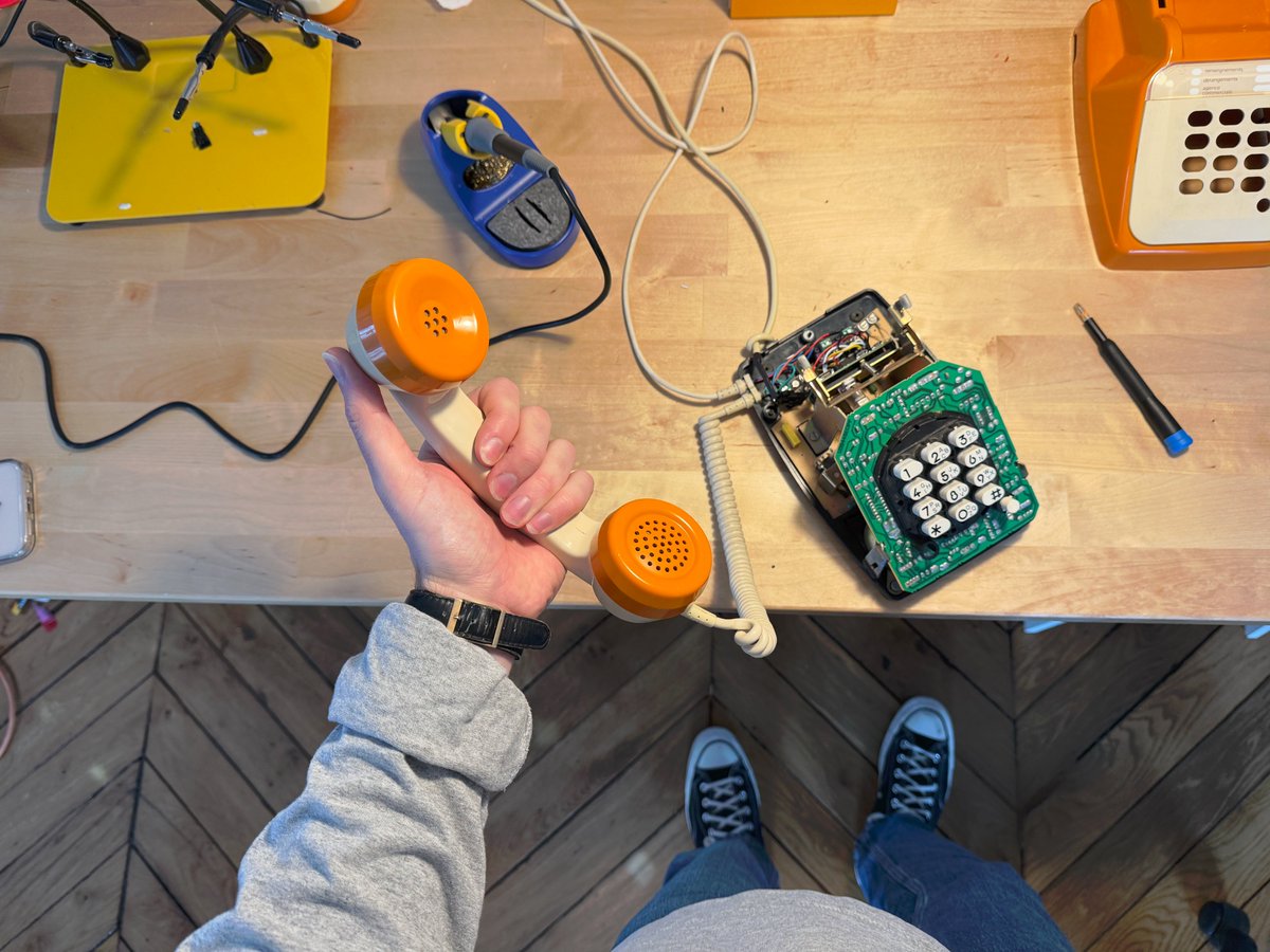 Théo Z V Champion is the author of this gorgeous, carefully detailed retro build, which uses a Raspberry Pi Zero 2 W to play a poem when you lift the receiver of a 1980s French Socotel S63 rotary telephone. From issue 152 of Raspberry Pi Official Magazine, out now: