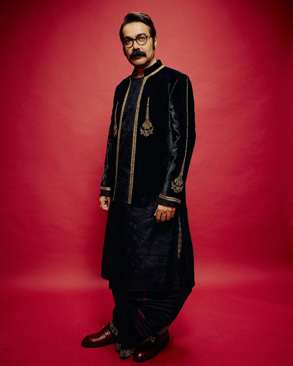 Calcutta_Times's tweet photo. #AbhisekRoy brings Bengal’s #Nawabi grandeur to life at a fashion week with his Nawabs of Bengal collection
#LakmeFashionWeek #NawabsOfBengal #AbhisekRoy #RoyalElegance #HeritageInStyle #LFW #FDCI
@roy_calcutta_official @fdciofficial https://t.co/KytuIwe9uT