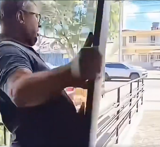 ivanbicudo's tweet photo. @BlogPequi a tela é frágil e provavelmente quebrou o cristal quando ele fez pressão com o dedo na tela, exatamente desse jeito aí. aconteceu o mesmo com meu irmão quando tentou instalar a TV sozinho, levantando pelas laterais https://t.co/IBMwCTYXEU