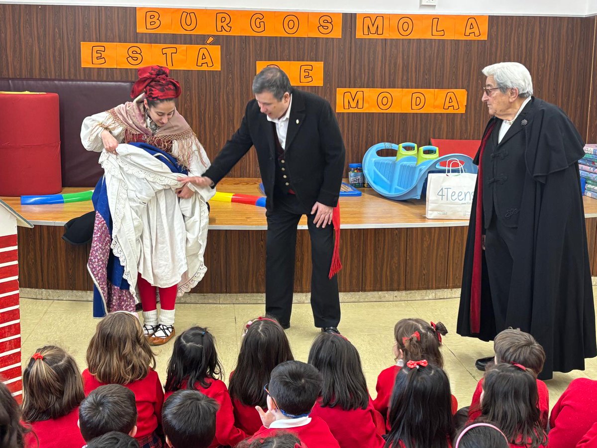 Hermandadburgos's tweet image. Hoy nos hemos acercado al @ColegioCirculo y hemos pasado un ratito con los alumnos de 1° 2° y 3° de infantil y les hemos hablado un poco de nuestra cultura folclórica.Muchas gracias a las profesoras por permitirnos acercarnos. Nos lo hemos pasado genial, volveremos cuándo queráis