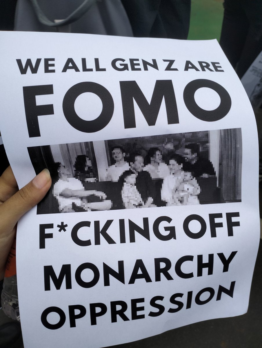 Vectorious's tweet image. selamat sampai rumah, tapi kita belum sampai tujuan.