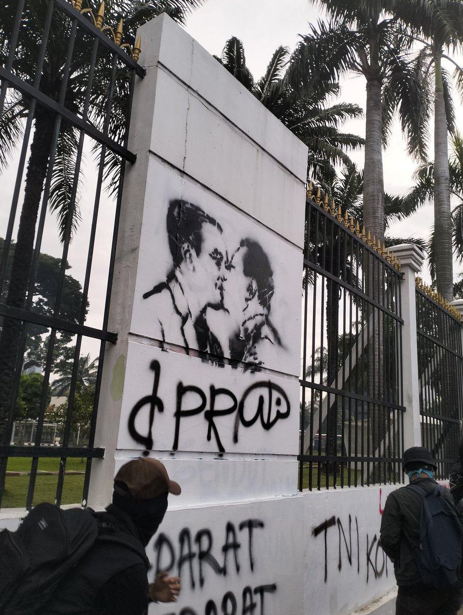 Vectorious's tweet image. selamat sampai rumah, tapi kita belum sampai tujuan.