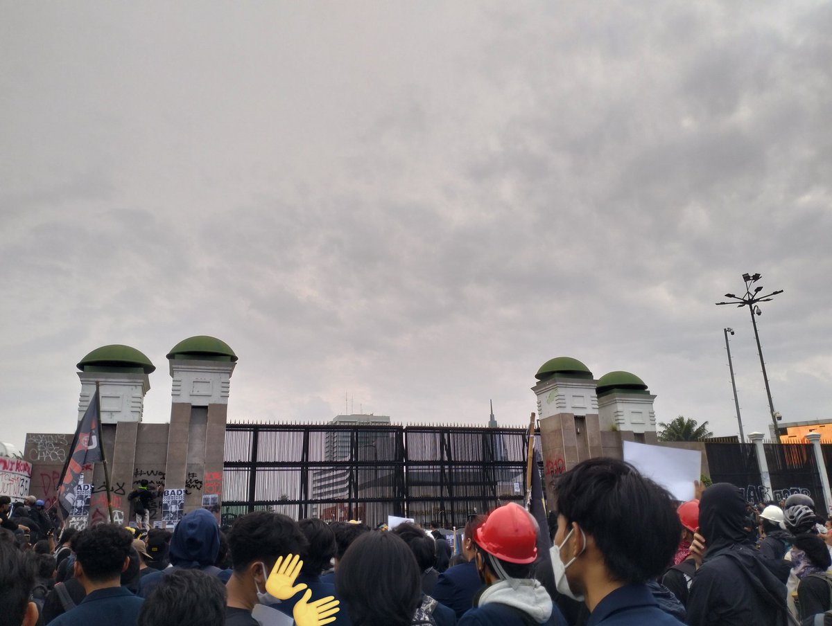 Vectorious's tweet image. selamat sampai rumah, tapi kita belum sampai tujuan.