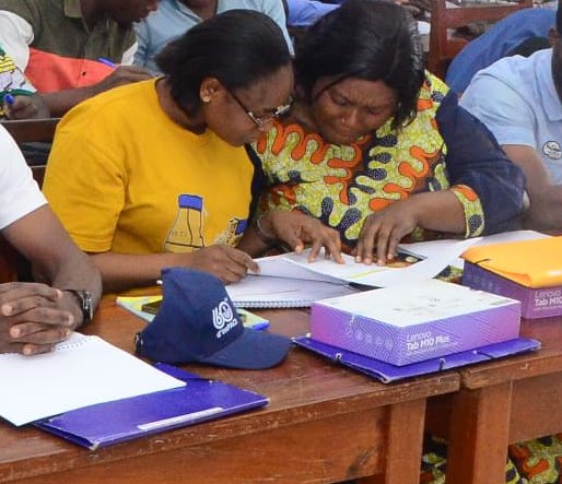 unfpa_benin's tweet image. Un pas décisif vers le dénombrement pilote du #RGPH5 au Bénin🇧🇯. 
Formation en cours de 1⃣4⃣2⃣ agents enquêteurs.trices par @insbenin, sur les outils digitalisés du recensement, réalisés avec l&apos;appui de @unfpa_benin

#JeComptePourLAvenir