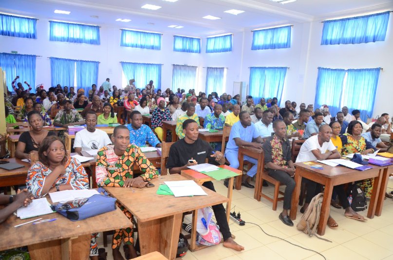 unfpa_benin's tweet image. Un pas décisif vers le dénombrement pilote du #RGPH5 au Bénin🇧🇯. 
Formation en cours de 1⃣4⃣2⃣ agents enquêteurs.trices par @insbenin, sur les outils digitalisés du recensement, réalisés avec l&apos;appui de @unfpa_benin

#JeComptePourLAvenir
