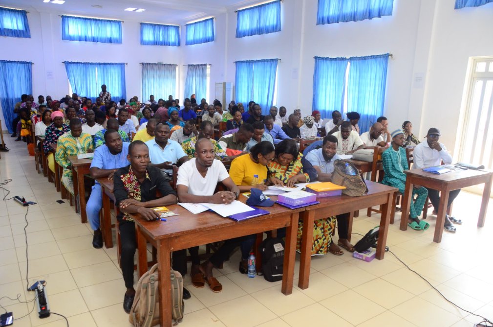 unfpa_benin's tweet image. Un pas décisif vers le dénombrement pilote du #RGPH5 au Bénin🇧🇯. 
Formation en cours de 1⃣4⃣2⃣ agents enquêteurs.trices par @insbenin, sur les outils digitalisés du recensement, réalisés avec l&apos;appui de @unfpa_benin

#JeComptePourLAvenir