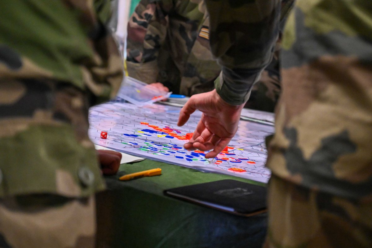 9_BIMa_AdT's tweet image. La formation des chefs est la clé de la performance opérationnelle. Le séminaire tactique des commandants d’unité a permis, à travers un wargame fondé sur le commandement par l’intention, de poursuivre la montée en puissance du système de combat de la #9eBIMa.
