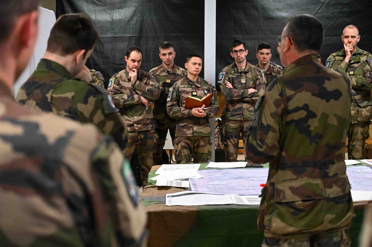 9_BIMa_AdT's tweet image. La formation des chefs est la clé de la performance opérationnelle. Le séminaire tactique des commandants d’unité a permis, à travers un wargame fondé sur le commandement par l’intention, de poursuivre la montée en puissance du système de combat de la #9eBIMa.