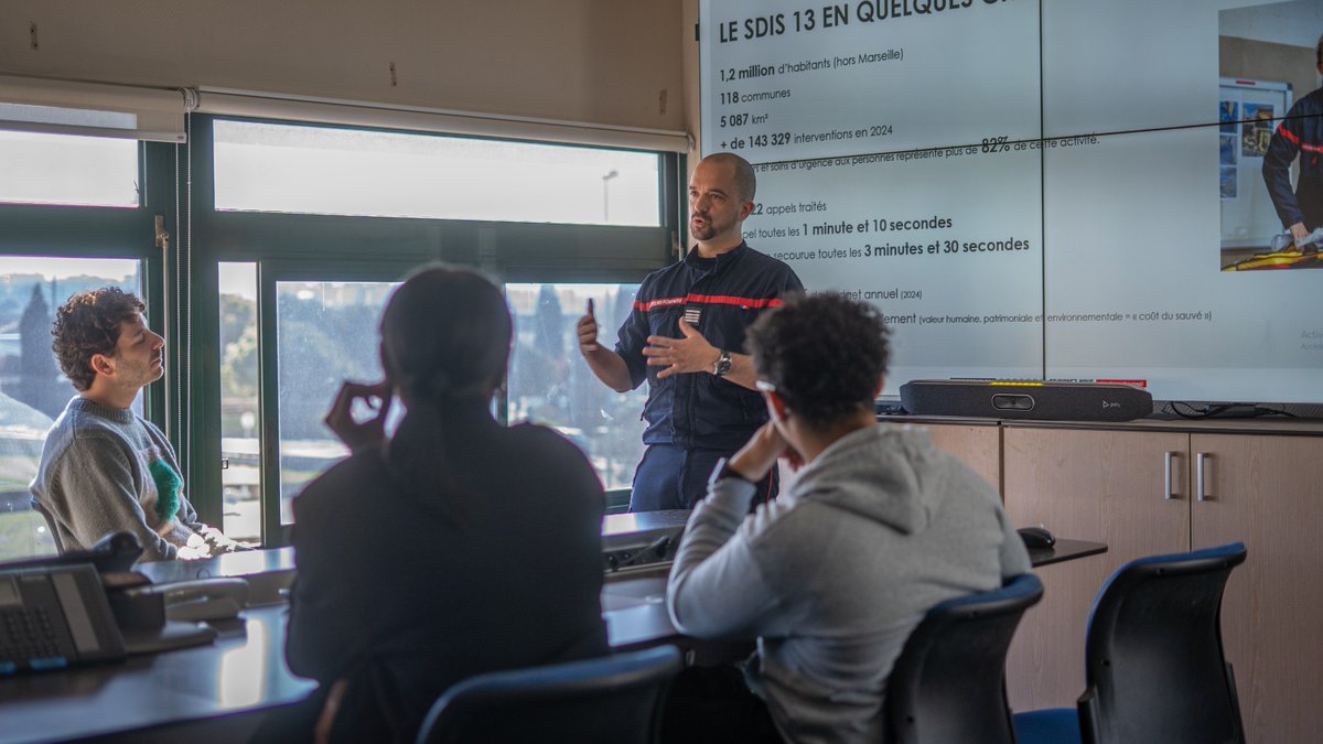 👩‍🎓 Visite de l'Etat-major pour une dizaine d’étudiants du Master 2 de l'IMPGT !

Au programme : immersion au cœur du CTA/CODIS avec pour objectif de découvrir le traitement des appels et la gestion des alertes des #Pompiers13 🧑‍🚒

De beaux échanges avec des étudiants à l'écoute.