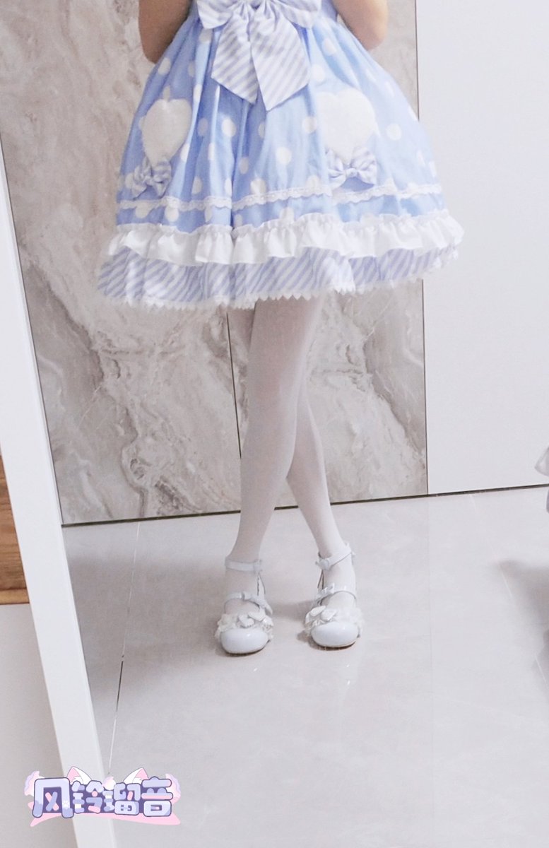 试了一下某群友的姿势，感觉和这套衣服不搭www这姿势需要配点更华丽的裙子