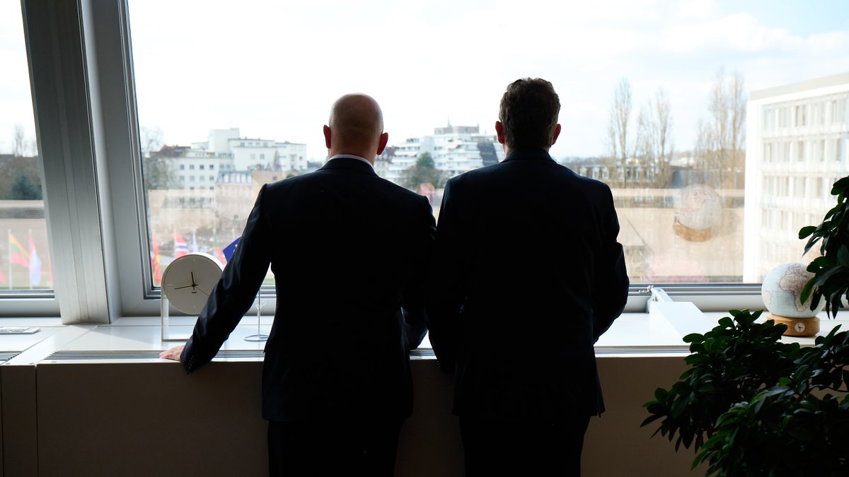 Oggi a #Strasburgo: il #ConsigliereFederale #AlbertRösti firma insieme ad Alain Berset la Convenzione del Consiglio d’Europa sull’#IA. Per un’#IA trasparente, giusta e responsabile, in linea con i diritti umani, la democrazia e lo stato di diritto.

➡️uvek.admin.ch/uvek/it/home/d…