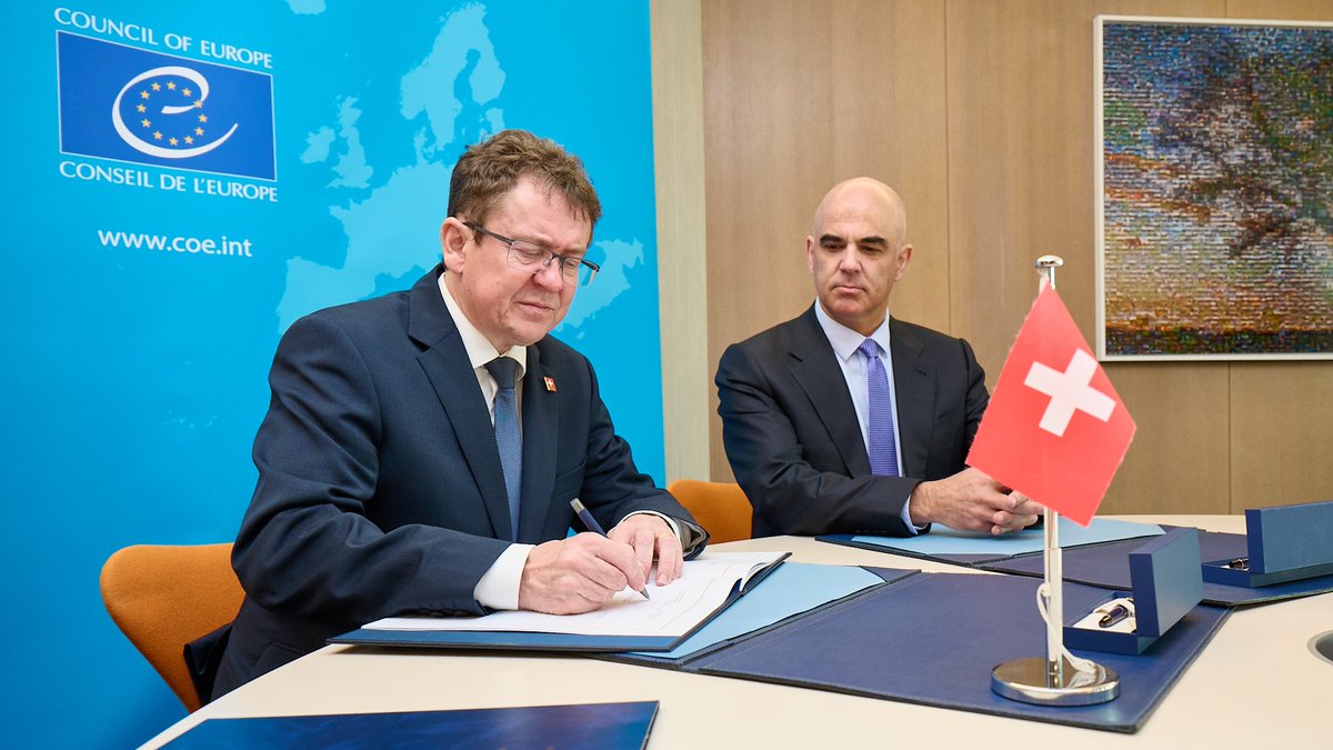 UVEK_DATEC's tweet photo. Oggi a #Strasburgo: il #ConsigliereFederale #AlbertRösti firma insieme ad Alain Berset la Convenzione del Consiglio d’Europa sull’#IA. Per un’#IA trasparente, giusta e responsabile, in linea con i diritti umani, la democrazia e lo stato di diritto.

➡️https://t.co/mf0YrN57x3 https://t.co/jWiKfNNGzX