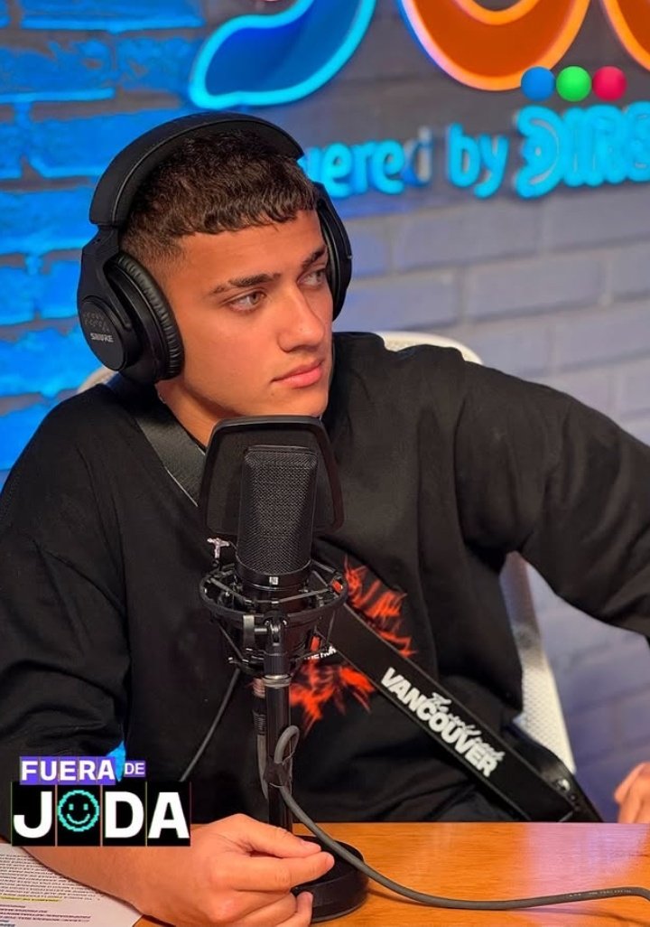 ES EL MÁS NOMBRADO DENTRO DESPUES DE UN MES LO SIGUEN NOMBRANDO ES EL QUE MAS MUEVE LAS REDES LO ELIMINARON INJUSTAMENTE EL SE MERECE VOLVER A ENTRAR A  ESA CASA PORQUE ES EL QUE MAS GANA DE VOLVER TIENE.
GOLDEN PARA LUCA