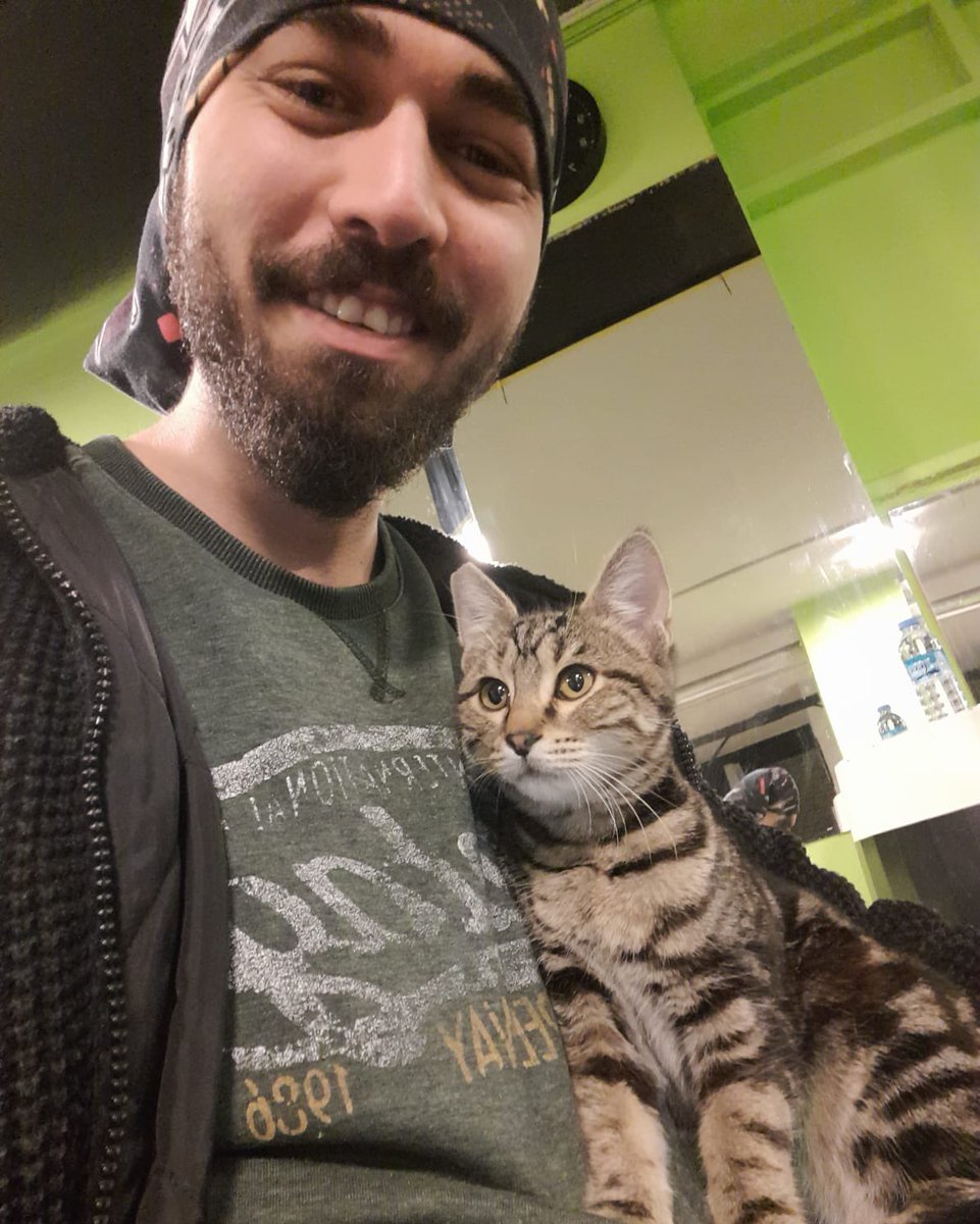 Fotoğrafta gördüğünüz kişi abim Motokurye Samet Özgül.

Trafikte uyardığı 3 kişi tarafından boğazından bıçaklanarak katledildi!

🔴 20 suç kaydı olan 2 kişi serbest bırakıldı!
🔴19 yaşındaki katilin “pişmanım” sözüyle müebbeti 25 yıla indirildi!
🔴 Yargıtay bu adaletsiz kararı