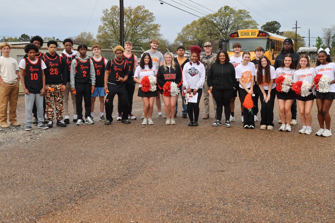 Special shoutout to Texarkana Resources Center for inviting us out to participate in the Hoop Heroes send-off parade, as they gear up to compete in their state tournament. Go get that gold!! 🥇