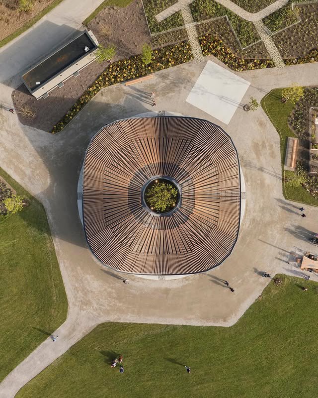 🧵1/3
Designed by the <a href="/icdstuttgart/">ICD Stuttgart</a>, the Hybrid Flax Pavilion explores a novel wood-natural-fibre hybrid construction system as a sustainable alternative to conventional building methods. Situated along the Argen River, this permanent exhibition space features an undulating roof,