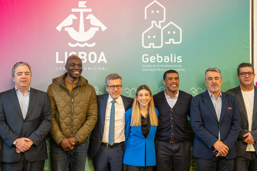 CamaraLisboa's tweet photo. 🤸 Lisboa mexe-se e dá palco ao talento! 🎤
Em abril arranca o Bora Mexer, com aulas gratuitas de desporto nos bairros municipais. Já os Talentos do Bairro, a iniciativa que descobre artistas locais, contará este ano com a sua 2ª edição.
#Lisboa #Gebalis #Desporto #cultura https://t.co/83BGPgUdFe